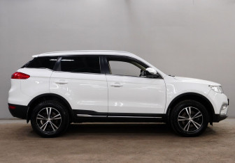 Подержанный автомобиль Geely Atlas 2018 года (8 фото)