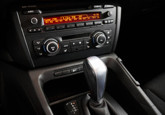 Подержанный автомобиль BMW X1 2011 года (14 фото)