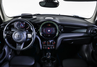 Подержанный автомобиль MINI Hatch 2021 года (17 фото)