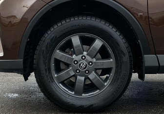 Подержанный автомобиль Toyota RAV4 2016 года (9 фото)