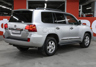 Подержанный автомобиль Toyota Land Cruiser Suv 2012 года (5 фото)