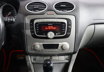 Подержанный автомобиль Ford Focus Sedan 2009 года (17 фото)