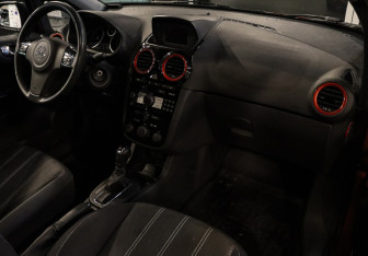 Подержанный автомобиль Opel Corsa 2013 года (8 фото)