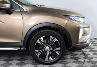 Подержанный автомобиль Mitsubishi Eclipse Cross 2018 года (13 фото)