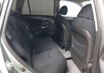 Подержанный автомобиль Toyota RAV4 2007 года (11 фото)
