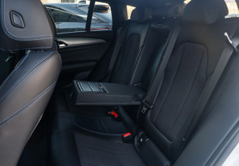 Подержанный автомобиль BMW X4 2018 года (11 фото)