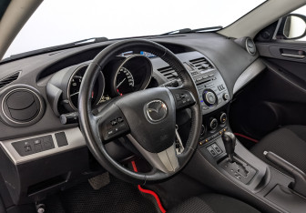 Подержанный автомобиль Mazda 3 Hatchback 2012 года (15 фото)