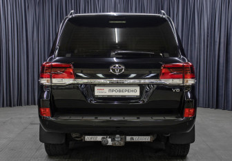 Подержанный автомобиль Toyota Land Cruiser Suv 2016 года (6 фото)