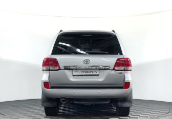 Подержанный автомобиль Toyota Land Cruiser Suv 2008 года (6 фото)