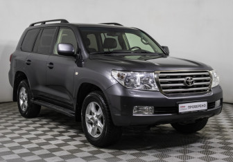 Подержанный автомобиль Toyota Land Cruiser Suv 2010 года (3 фото)