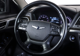Подержанный автомобиль Genesis G80 2018 года (14 фото)