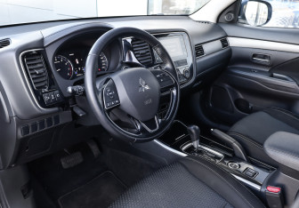 Подержанный автомобиль Mitsubishi Outlander 2018 года (15 фото)