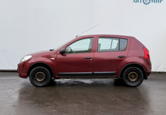 Подержанный автомобиль Renault Sandero 2011 года (8 фото)