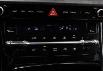 Подержанный автомобиль Kia Carnival 2020 года (24 фото)