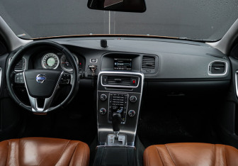 Подержанный автомобиль Volvo S60 2012 года (9 фото)