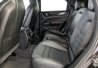 Подержанный автомобиль Porsche Cayenne 2019 года (12 фото)