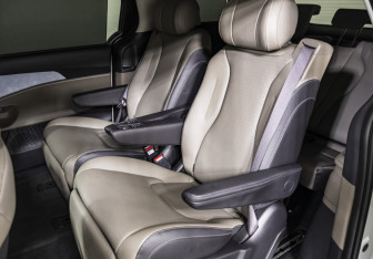 Подержанный автомобиль Kia Carnival 2025 года (15 фото)