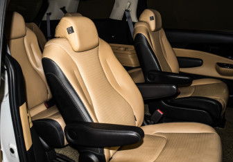 Подержанный автомобиль Kia Carnival 2021 года (18 фото)