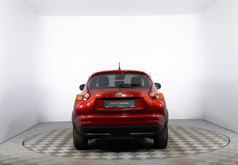 Подержанный автомобиль Nissan Juke 2011 года (6 фото)