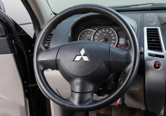 Подержанный автомобиль Mitsubishi Pajero Sport 2013 года (13 фото)