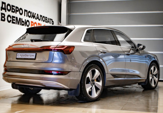 Подержанный автомобиль Audi e-tron 2021 года (4 фото)