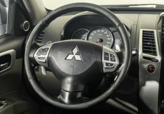 Подержанный автомобиль Mitsubishi Pajero Sport 2011 года (14 фото)