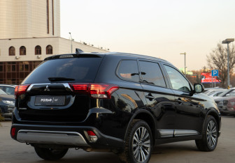 Подержанный автомобиль Mitsubishi Outlander 2020 года (4 фото)
