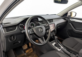 Подержанный автомобиль Skoda Octavia Liftback 2020 года (14 фото)