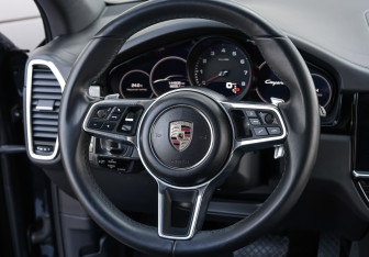 Подержанный автомобиль Porsche Cayenne 2018 года (16 фото)