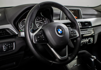Подержанный автомобиль BMW X1 2017 года (13 фото)