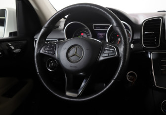 Подержанный автомобиль Mercedes-Benz GLE 2015 года (14 фото)