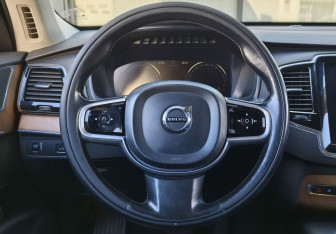Подержанный автомобиль Volvo XC90 2018 года (19 фото)