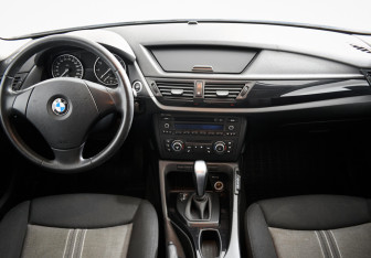 Подержанный автомобиль BMW X1 2011 года (10 фото)