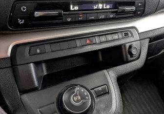 Подержанный автомобиль Peugeot Traveller 2021 года (25 фото)