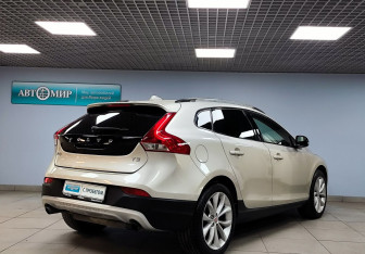 Подержанный автомобиль Volvo V40 Cross Country 2017 года (5 фото)