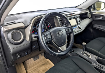 Подержанный автомобиль Toyota RAV4 2013 года (16 фото)