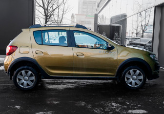 Подержанный автомобиль Renault Sandero 2015 года (4 фото)