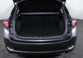 Подержанный автомобиль Mazda 3 Hatchback 2016 года (19 фото)