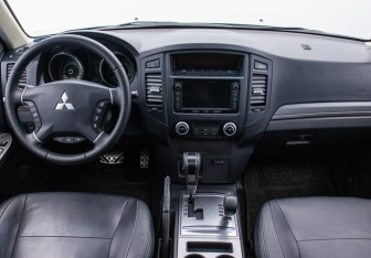 Подержанный автомобиль Mitsubishi Pajero 2012 года (13 фото)