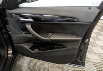 Подержанный автомобиль BMW X1 2018 года (23 фото)