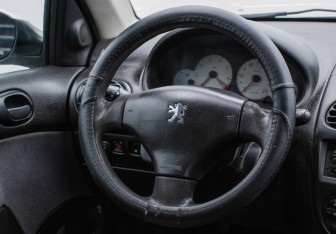 Подержанный автомобиль Peugeot 206 Sedan 2008 года (15 фото)
