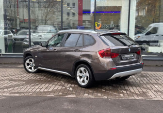 Подержанный автомобиль BMW X1 2010 года (6 фото)