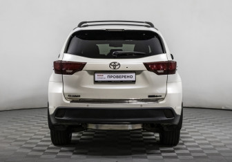Подержанный автомобиль Toyota Highlander 2014 года (5 фото)