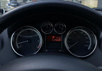 Подержанный автомобиль Peugeot 408 2012 года (21 фото)