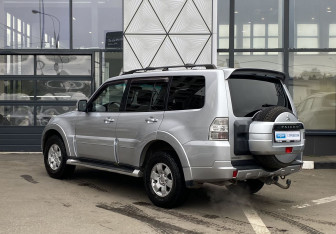 Подержанный автомобиль Mitsubishi Pajero 2011 года (7 фото)