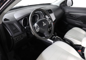 Подержанный автомобиль Mitsubishi ASX 2012 года (9 фото)