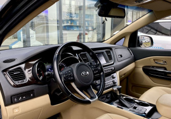 Подержанный автомобиль Kia Carnival 2019 года (23 фото)