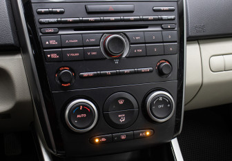 Подержанный автомобиль Mazda CX-7 2011 года (7 фото)