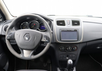 Подержанный автомобиль Renault Sandero 2018 года (13 фото)