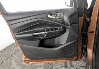 Подержанный автомобиль Ford Kuga 2013 года (19 фото)